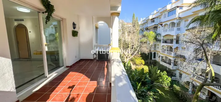 Sale of middle floor apartment in The Golden Mile 2