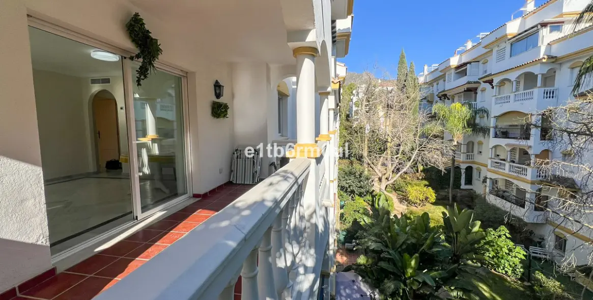 Sale of middle floor apartment in The Golden Mile 4