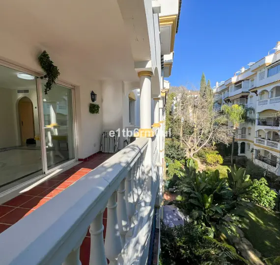 Sale of middle floor apartment in The Golden Mile