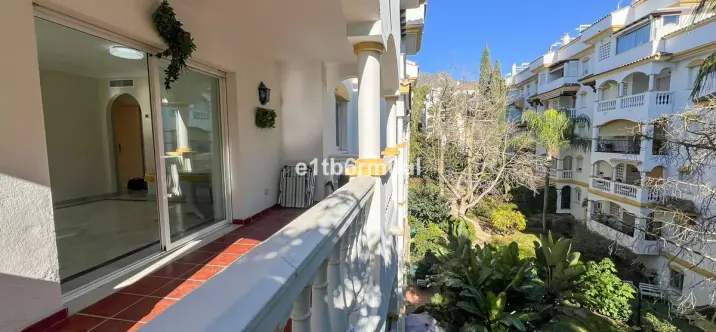 Sale of middle floor apartment in The Golden Mile 3