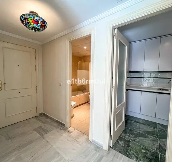 Sale of middle floor apartment in The Golden Mile