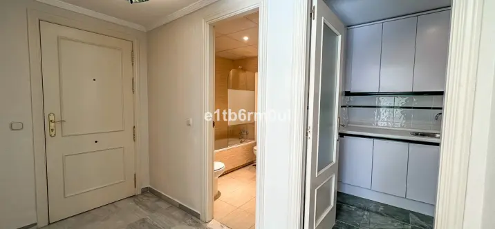 Sale of middle floor apartment in The Golden Mile 4