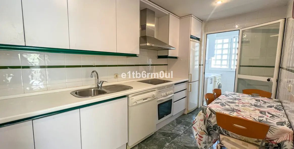 Sale of middle floor apartment in The Golden Mile 6