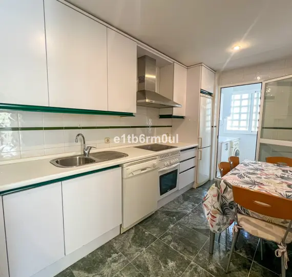 Sale of middle floor apartment in The Golden Mile