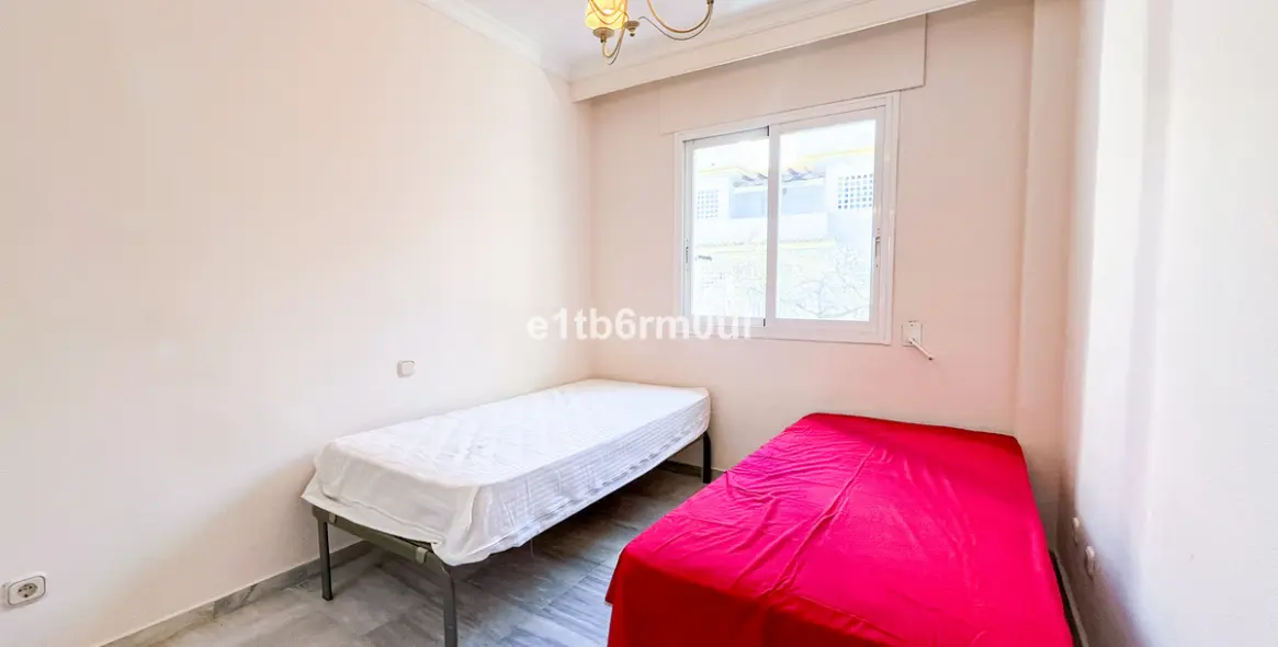 Sale of middle floor apartment in The Golden Mile 7