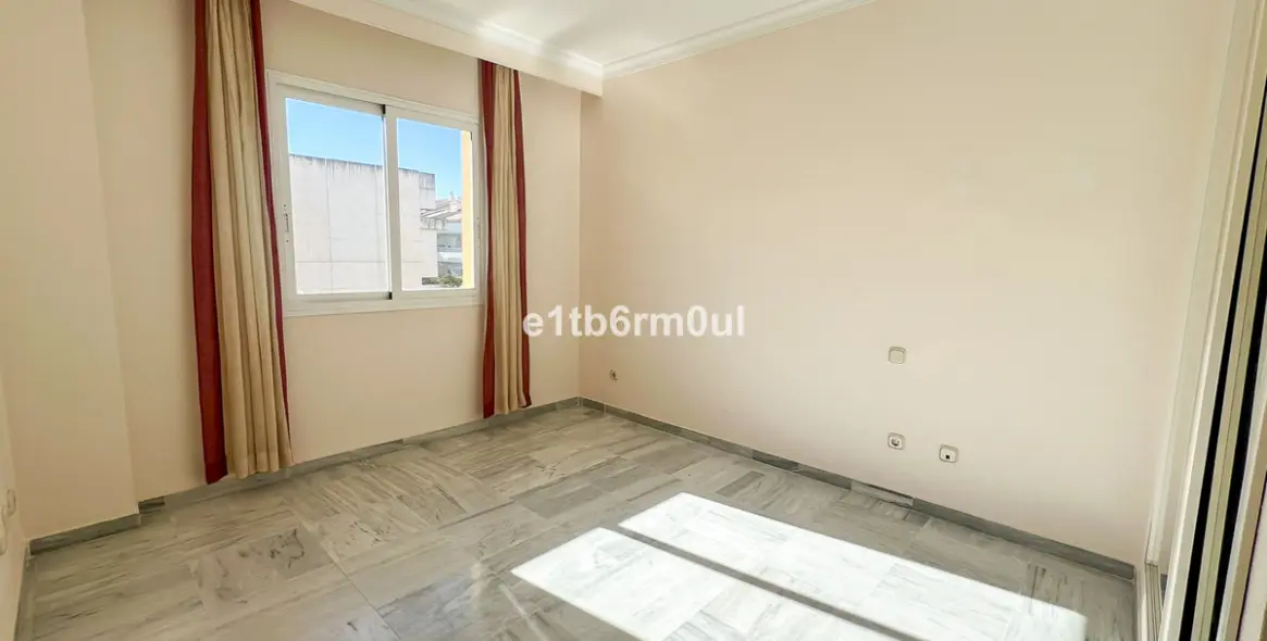 Sale of middle floor apartment in The Golden Mile 9