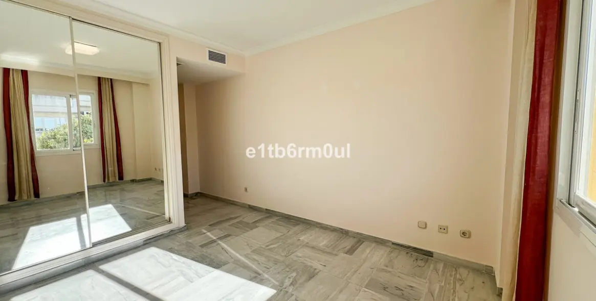 Sale of middle floor apartment in The Golden Mile 10