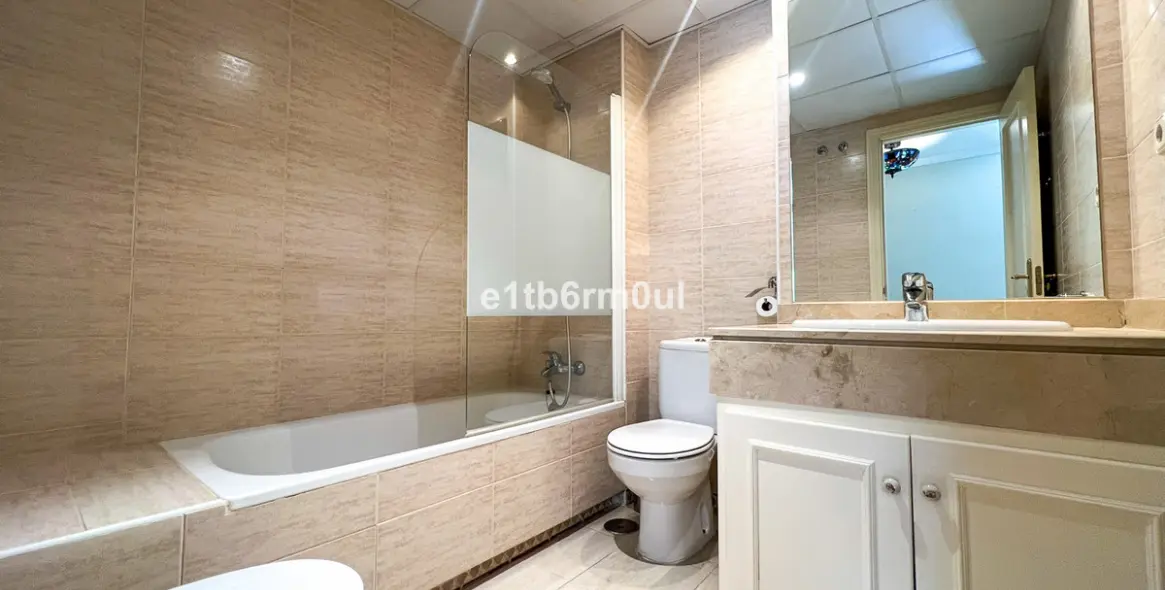 Sale of middle floor apartment in The Golden Mile 11