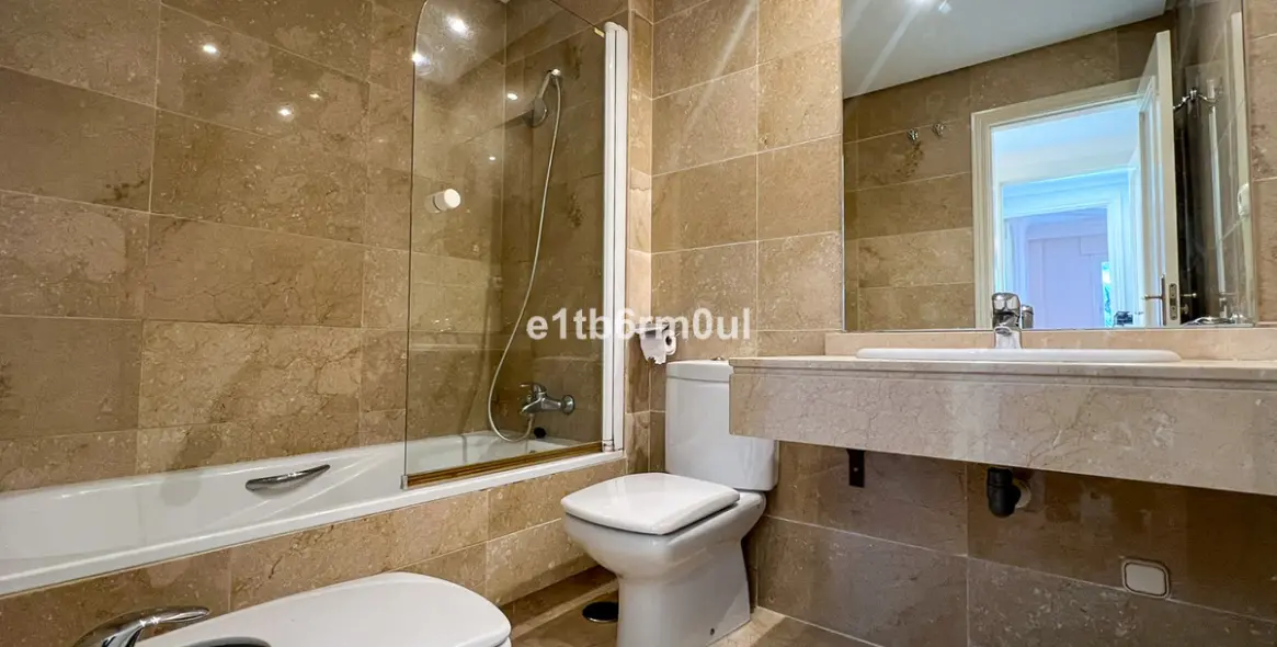 Sale of middle floor apartment in The Golden Mile 12