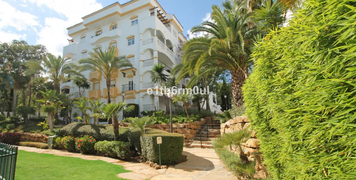 Sale of middle floor apartment in The Golden Mile 15