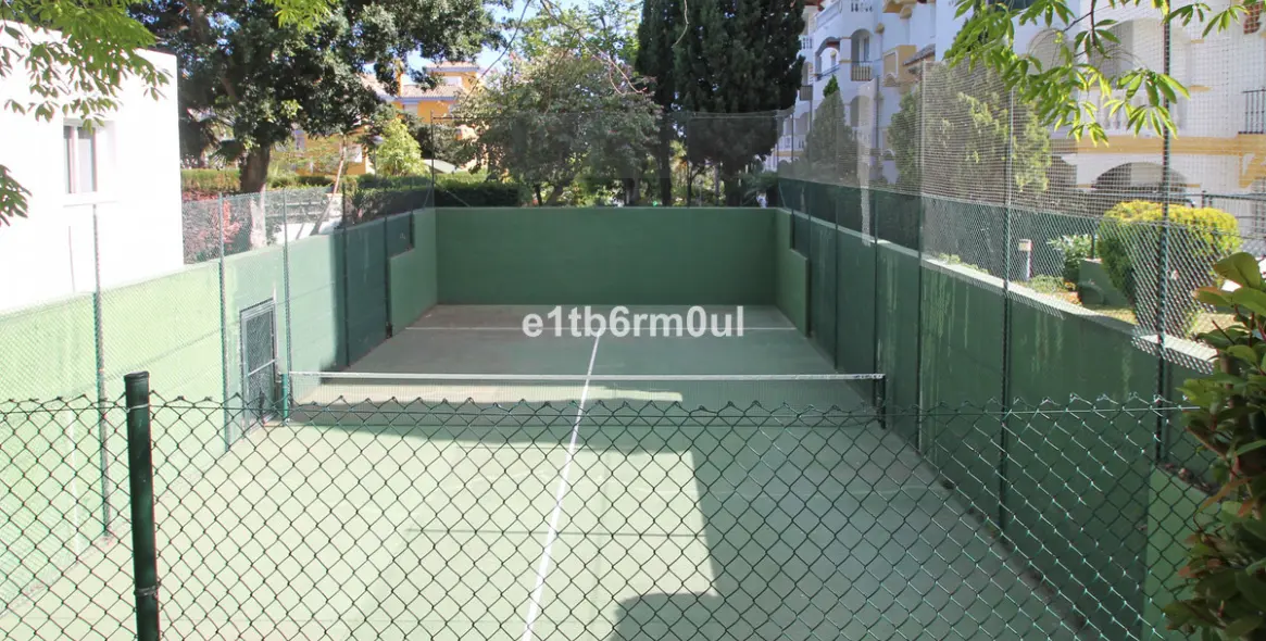 Sale of middle floor apartment in The Golden Mile 20