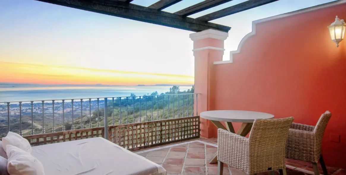 Sale of penthouse in Elviria 2