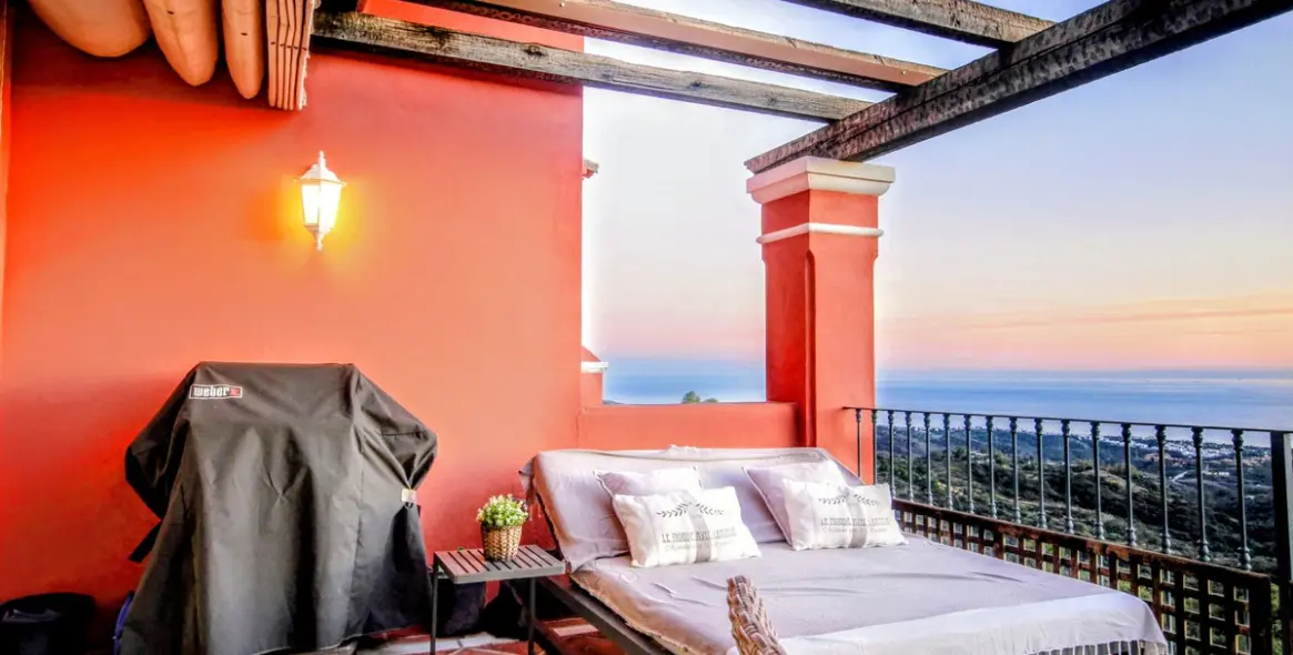 Sale of penthouse in Elviria 3