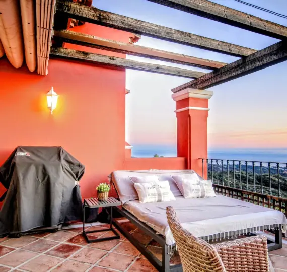 Sale of penthouse in Elviria