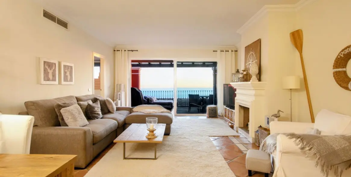 Sale of penthouse in Elviria 4