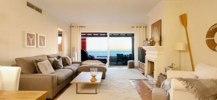 Sale of penthouse in Elviria 3