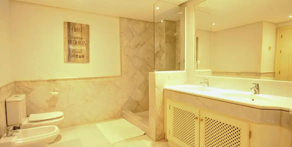 Sale of penthouse in Elviria 10