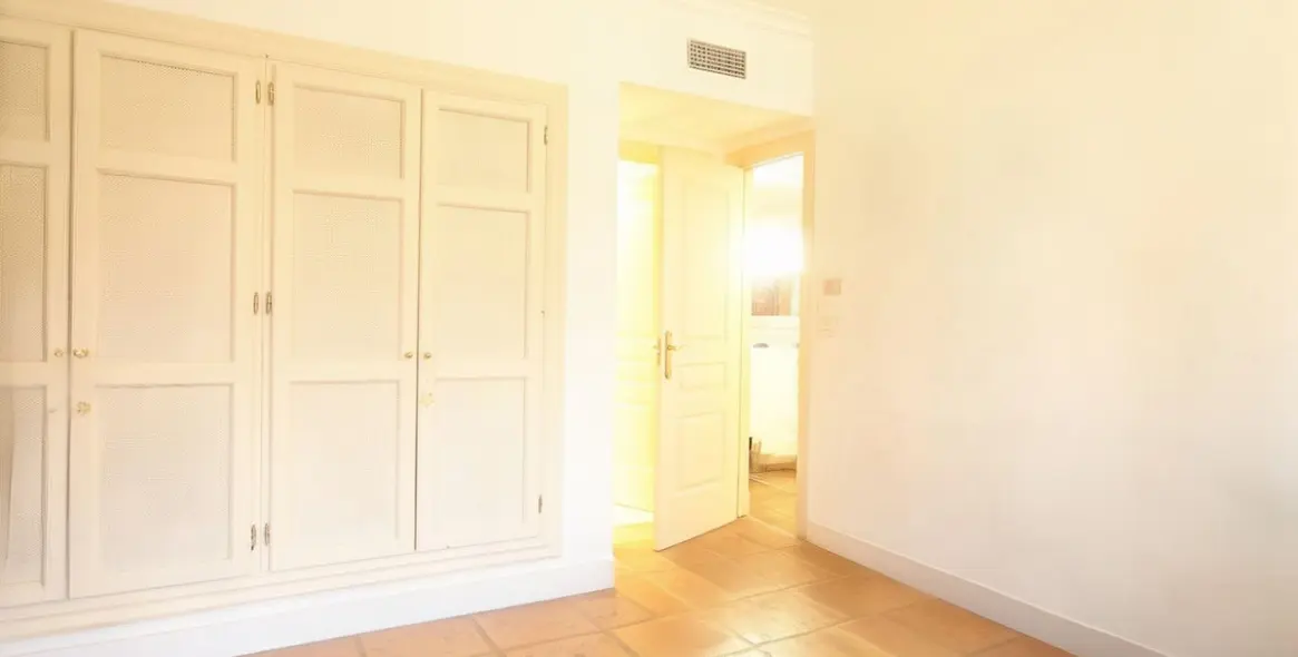 Sale of penthouse in Elviria 12