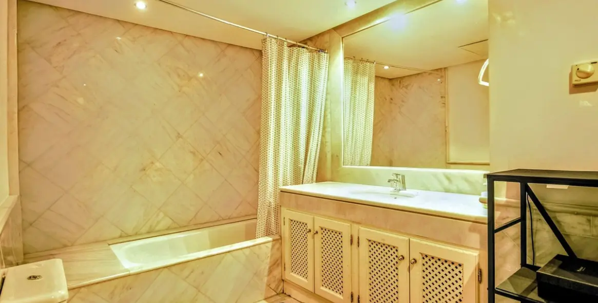 Sale of penthouse in Elviria 13