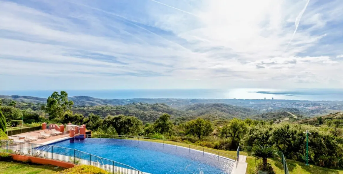 Sale of penthouse in Elviria 18