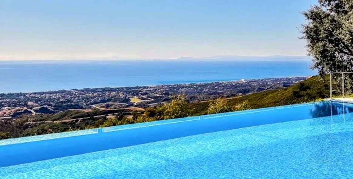 Sale of penthouse in Elviria 19