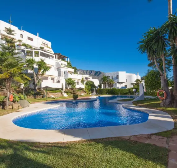 Sale of middle floor apartment in The Golden Mile