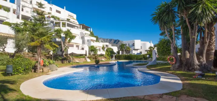 Sale of middle floor apartment in The Golden Mile 0