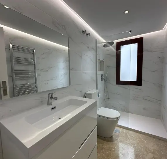 Sale of middle floor apartment in The Golden Mile