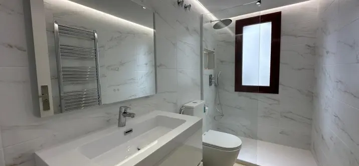 Sale of middle floor apartment in The Golden Mile 2