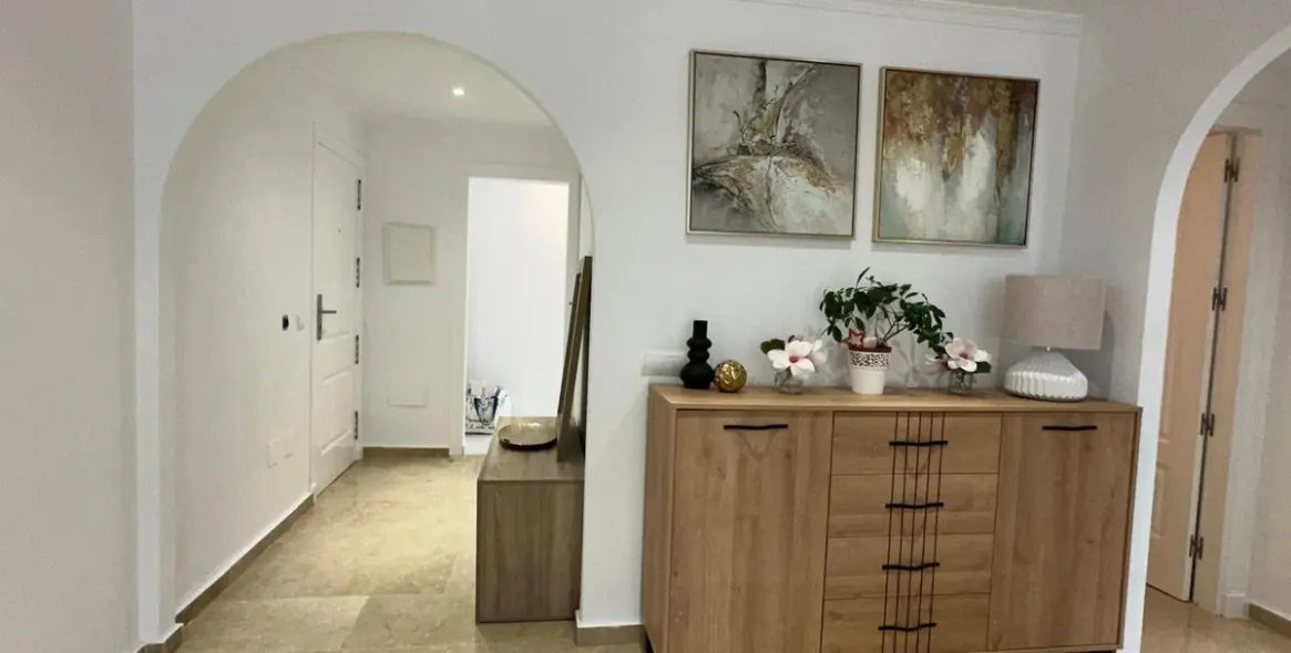 Продажа апартаментов на среднем этаже в The Golden Mile 4