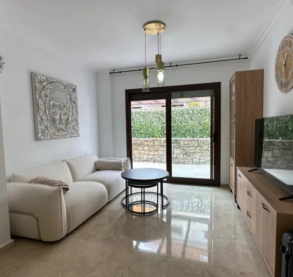 Sale of middle floor apartment in The Golden Mile