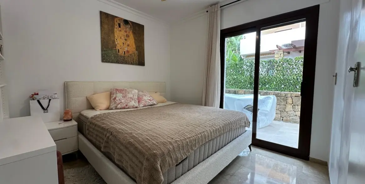 Продажа апартаментов на среднем этаже в The Golden Mile 9