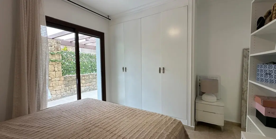 Продажа апартаментов на среднем этаже в The Golden Mile 10