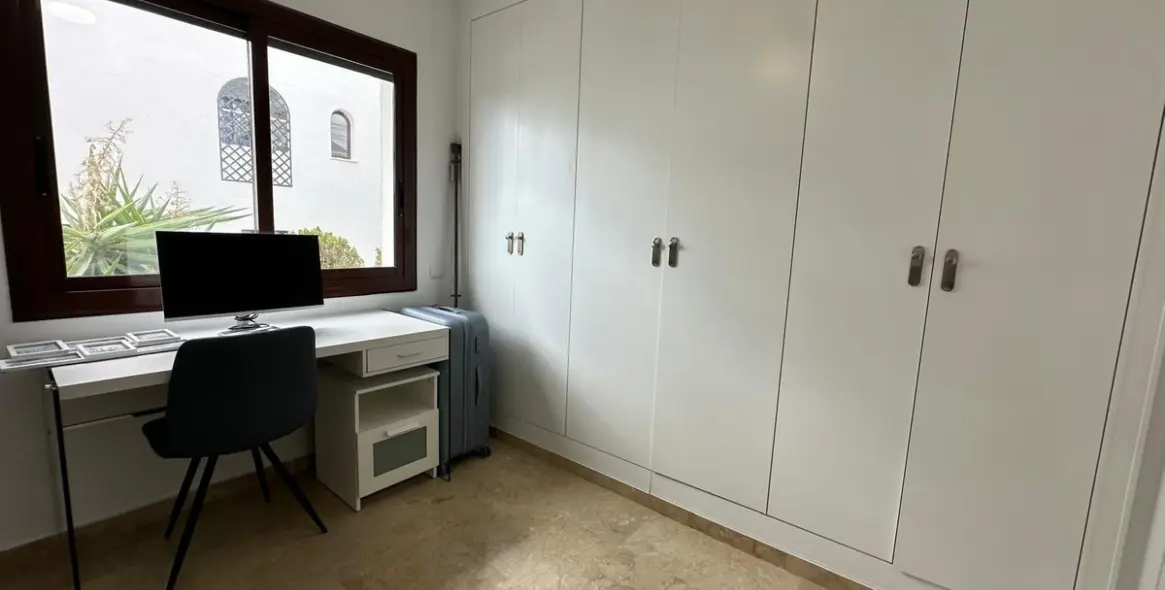 Продажа апартаментов на среднем этаже в The Golden Mile 17