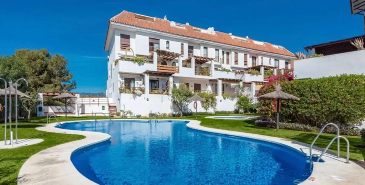 Sale of middle floor apartment in The Golden Mile 14