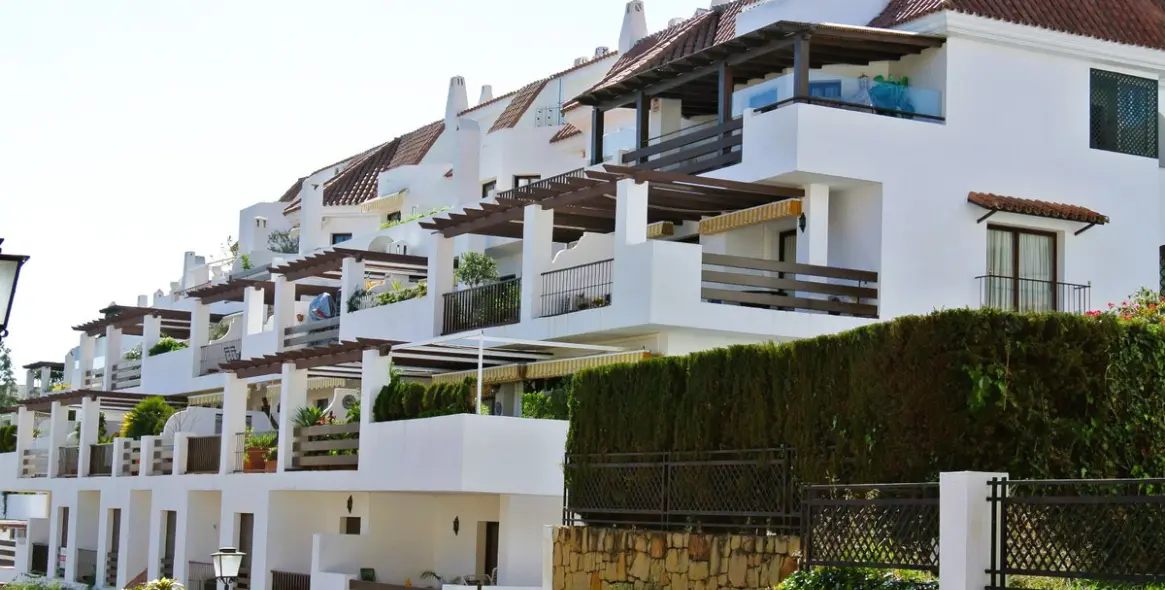 Sale of middle floor apartment in The Golden Mile 15