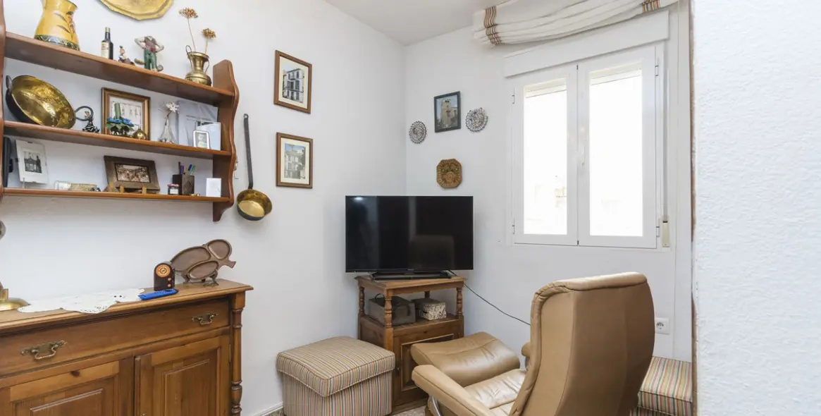 Sale of middle floor apartment in Málaga Centro 11