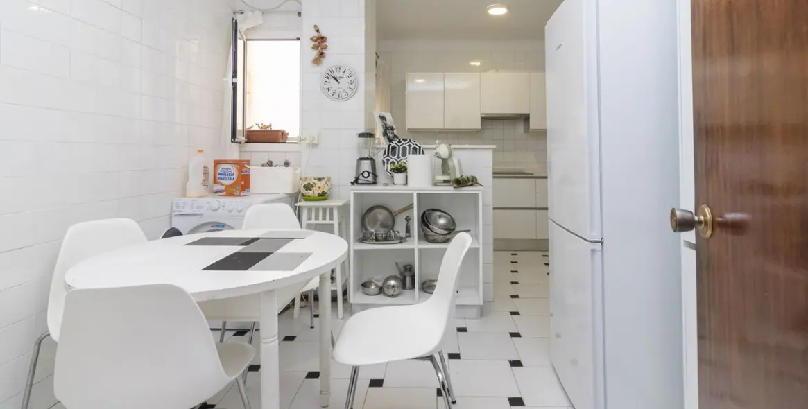 Sale of middle floor apartment in Málaga Centro 16