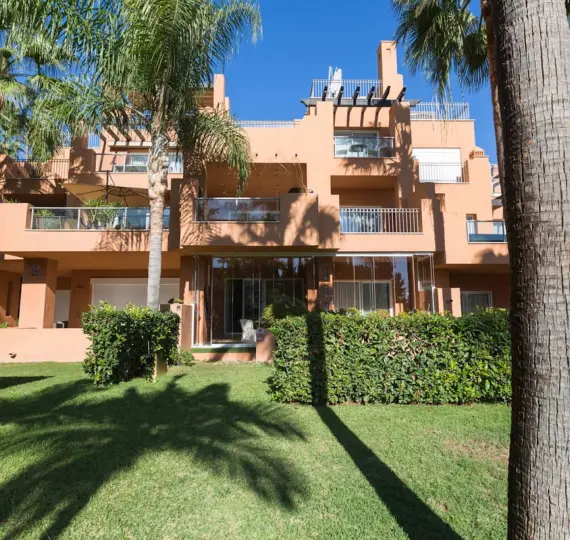 Продажа апартаментов на первом этаже в Nueva Andalucía