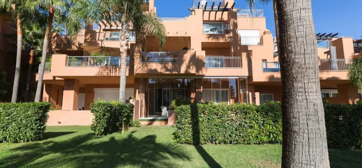 Продажа апартаментов на первом этаже в Nueva Andalucía 1