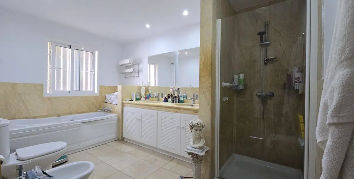 Sale of detached villa in Riviera del Sol 28