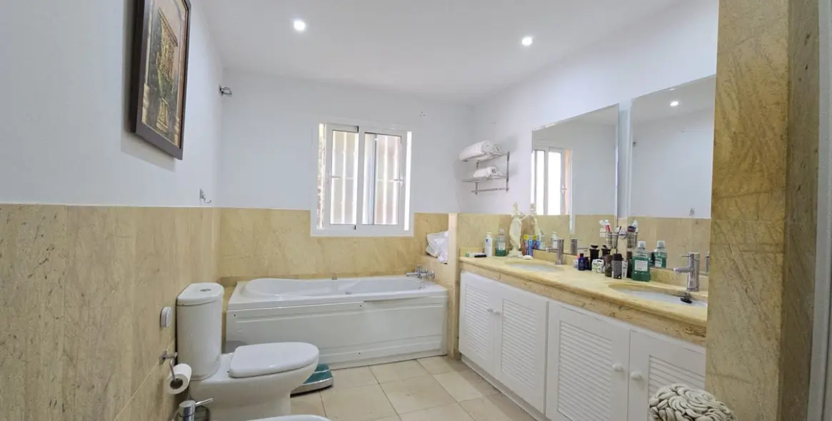 Sale of detached villa in Riviera del Sol 29