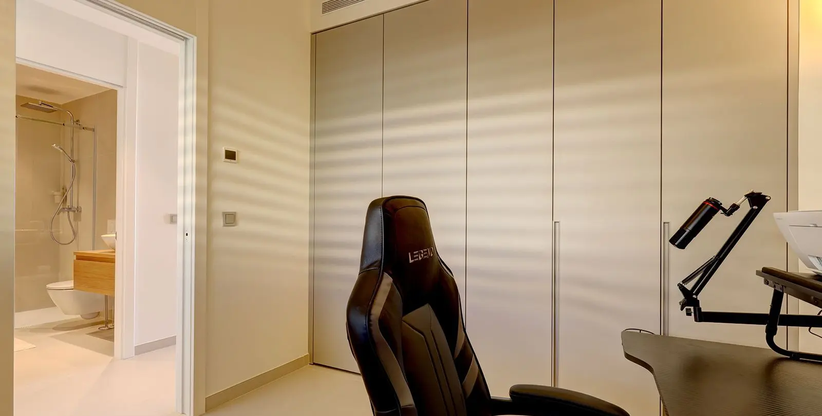 Venta de apartamento en planta media en Higueron 14