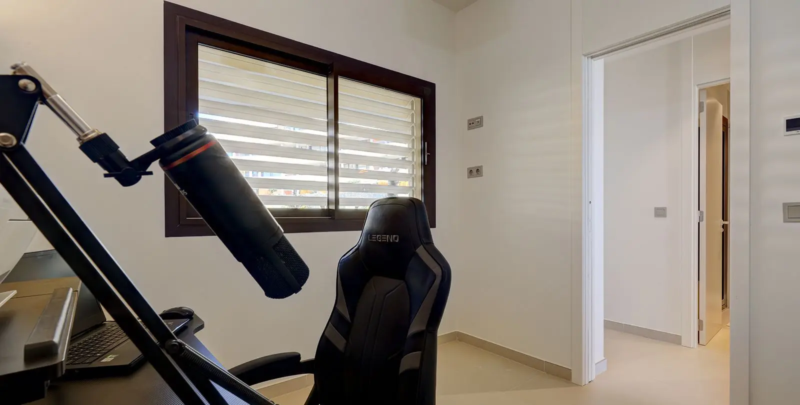 Venta de apartamento en planta media en Higueron 15