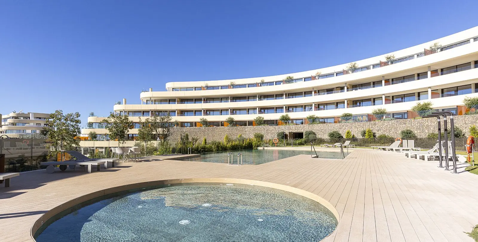 Venta de apartamento en planta media en Higueron 19