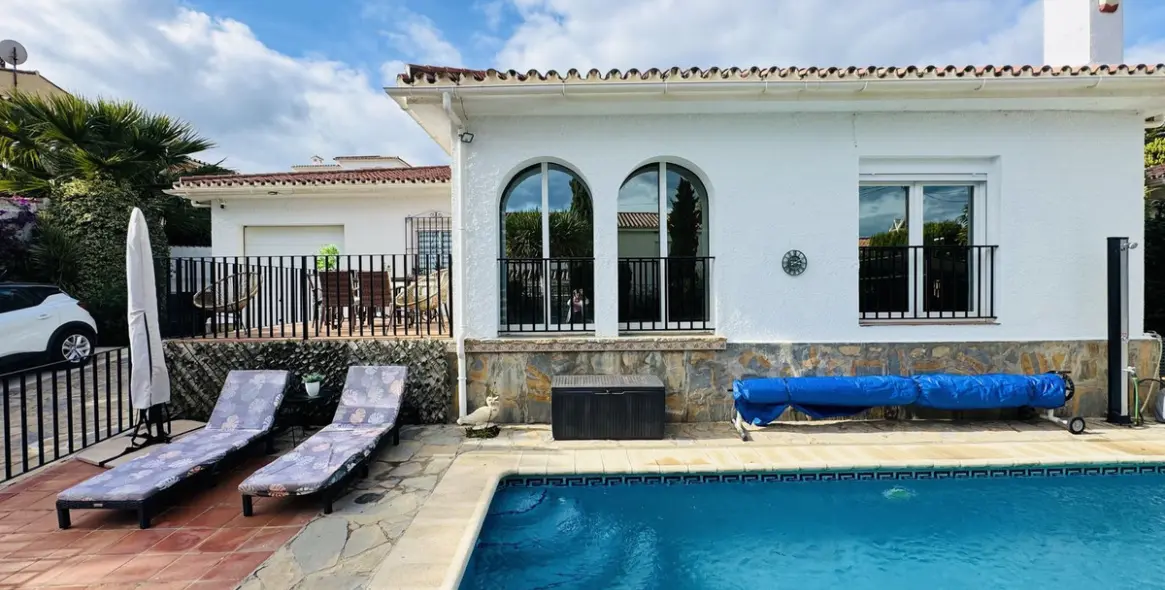 Sale of detached villa in La Duquesa 2