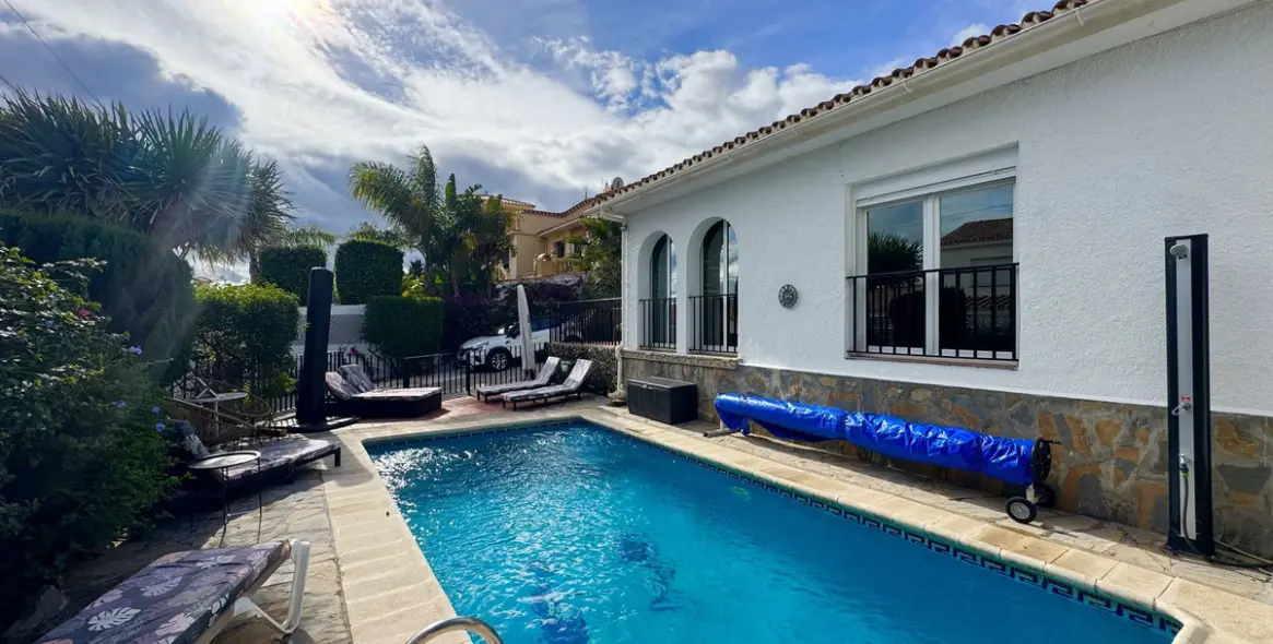 Sale of detached villa in La Duquesa 3