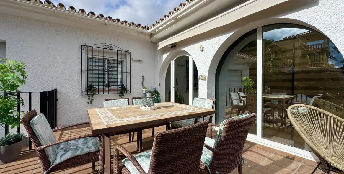 Sale of detached villa in La Duquesa 5