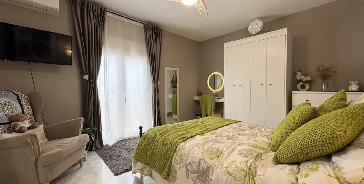 Sale of detached villa in La Duquesa 25