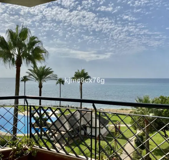 Sale of middle floor apartment in Calahonda